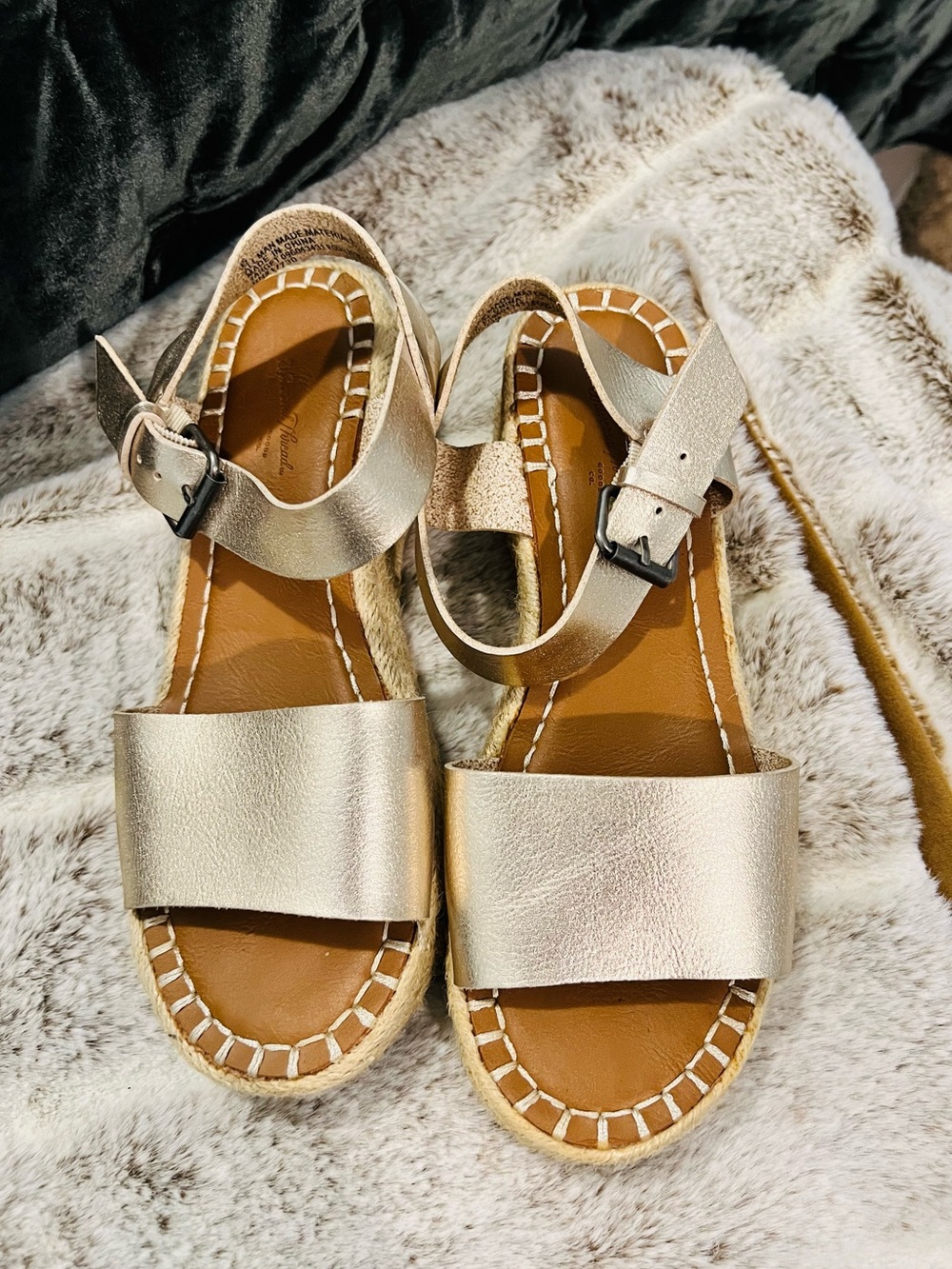 Size 6 Universal Thread Rae Sandals - Gold